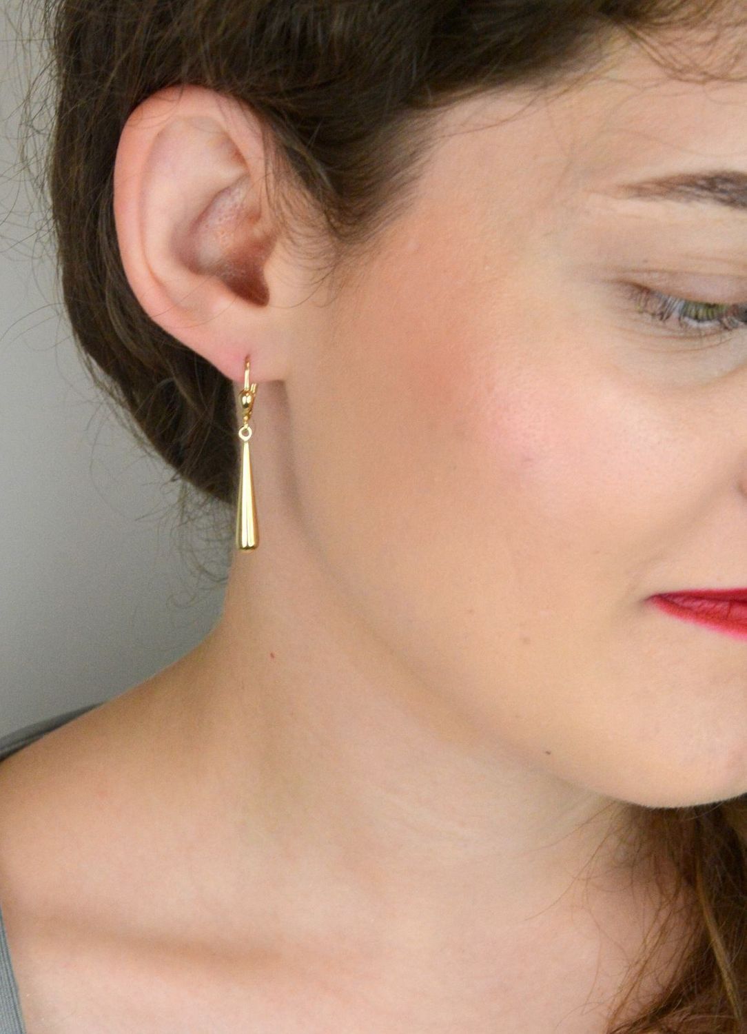 Delikatne kolczyki damskie ze złota próby 585 w kształcie smukłych sopelków. Długość 4 cm, zapięcie angielskie. Elegancja i subtelny styl w jednym.1.jpg